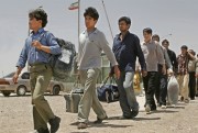 Afghan deportees walk across the border from Iran to Afghanistan in Islam Qala, Herat, Afghanistan, June 6, 2007 (AP photo by Farzana Wahidy).