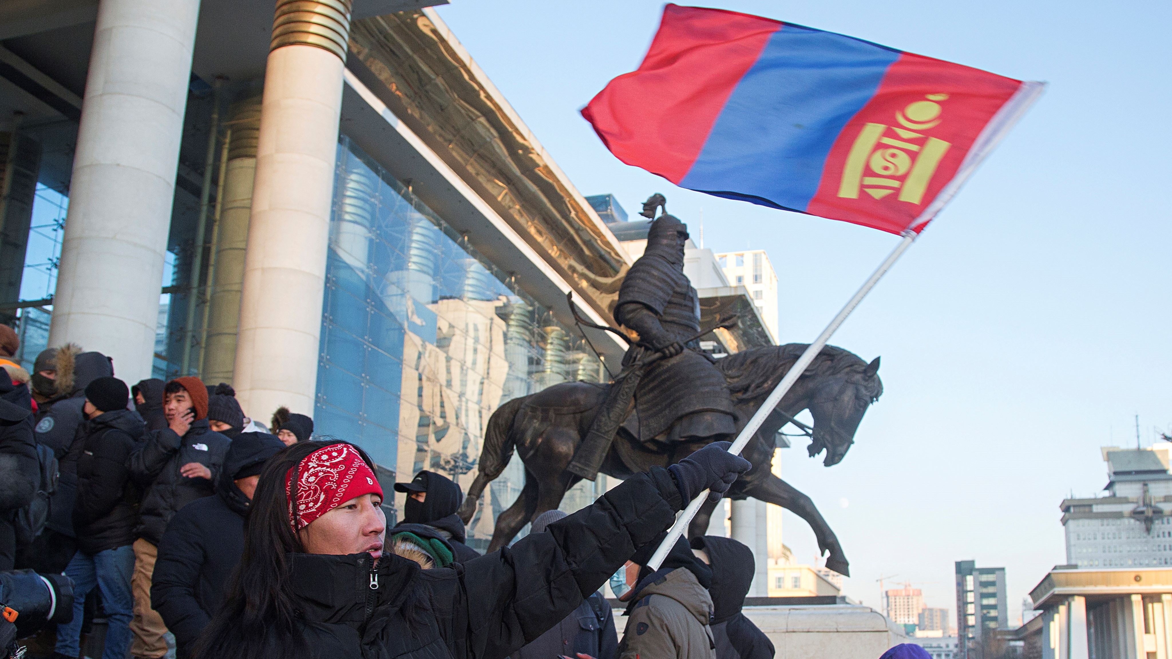 蒙古与中国和俄罗斯关系的转变使得原本就困难的政治和经济形势变得更加严峻