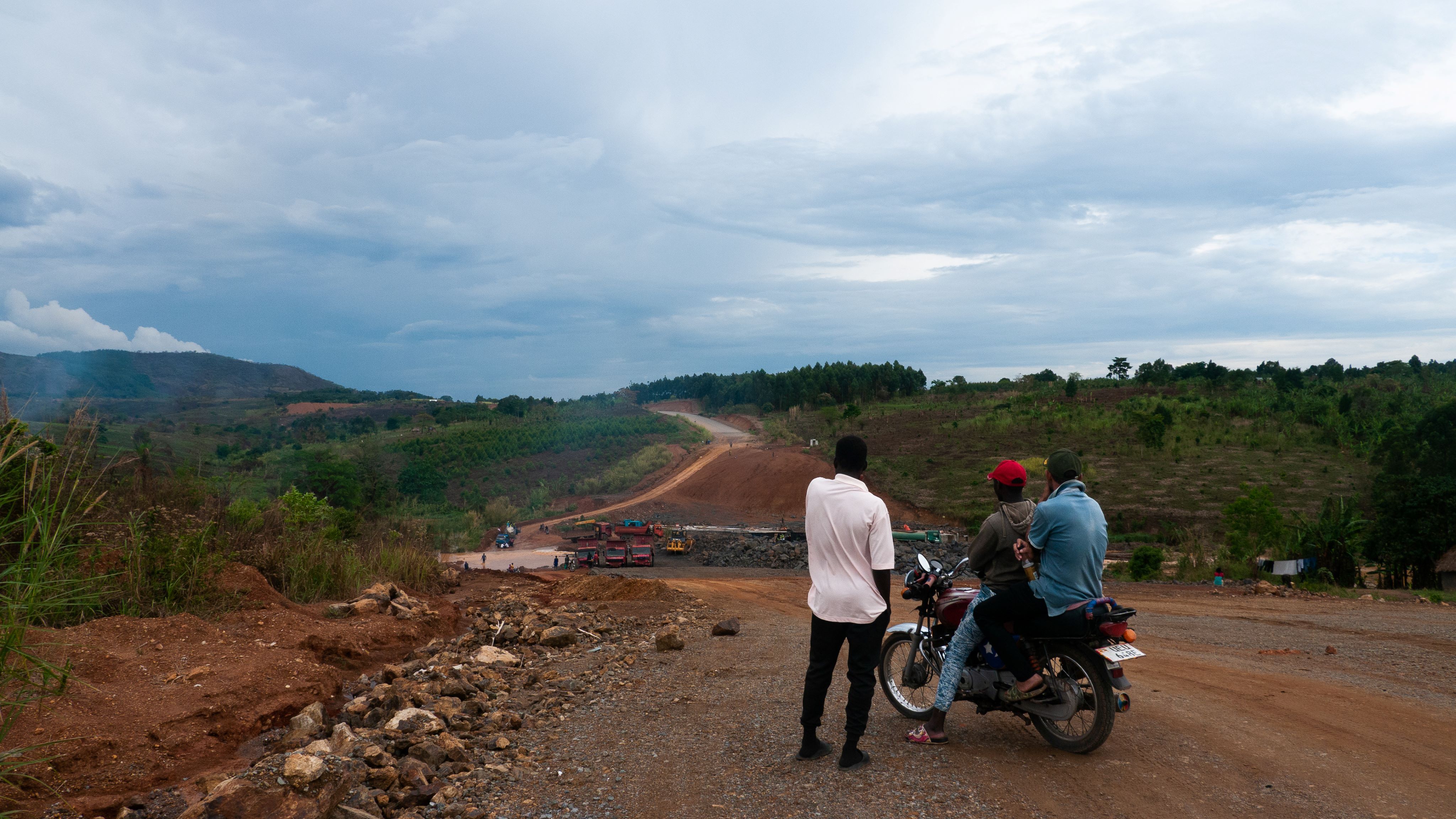 连接乌干达蒂伦加油田和坦桑尼亚海岸的东非原油管道（EACOP）的建设有可能大幅促进该国的经济，但也引发了人们对管道对当地社区的环境和社会影响的担忧。