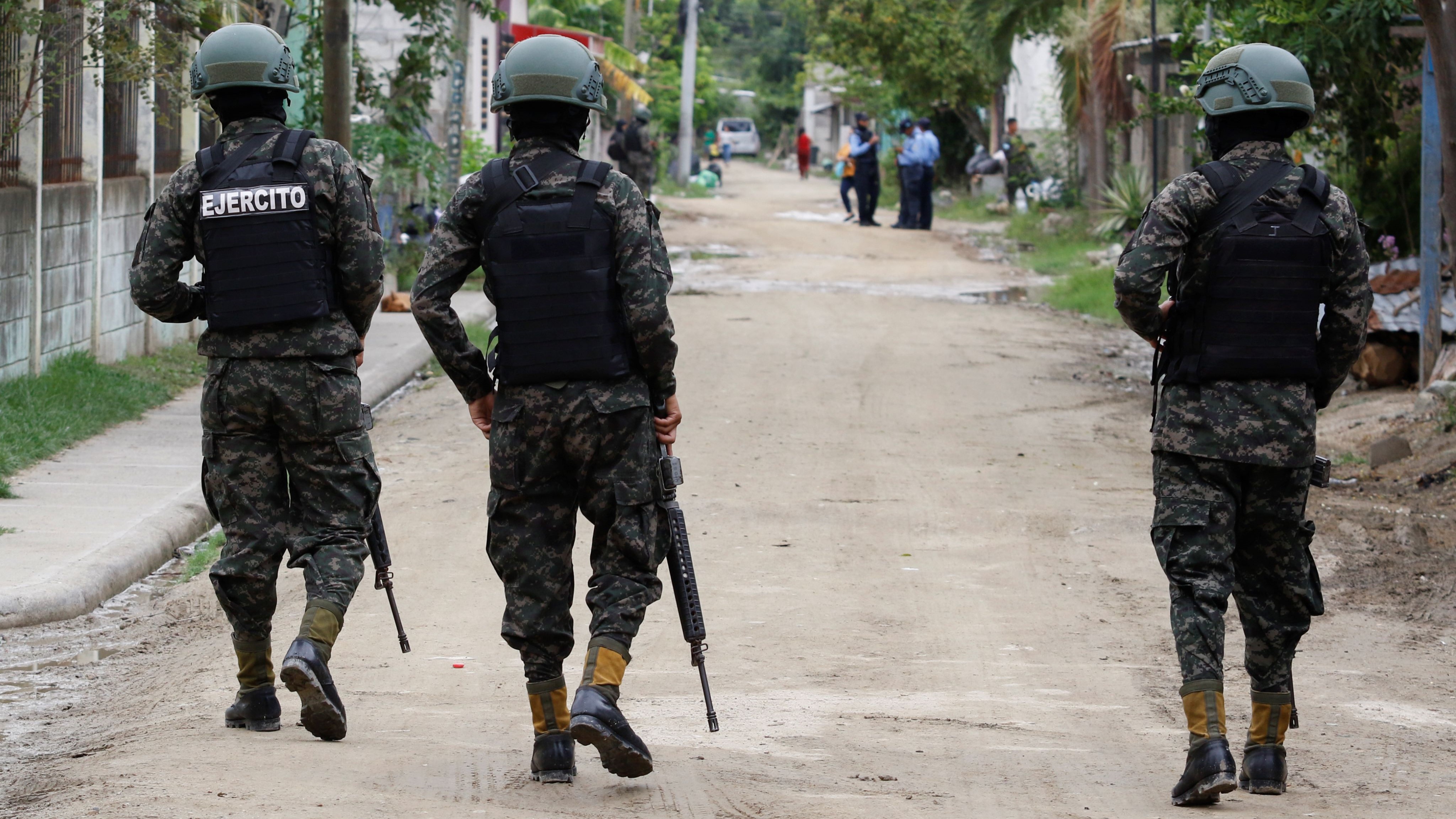 在洪都拉斯和萨尔瓦多，领导人希奥马拉·卡斯特罗和纳伊布·布克莱正在努力打击帮派暴力。