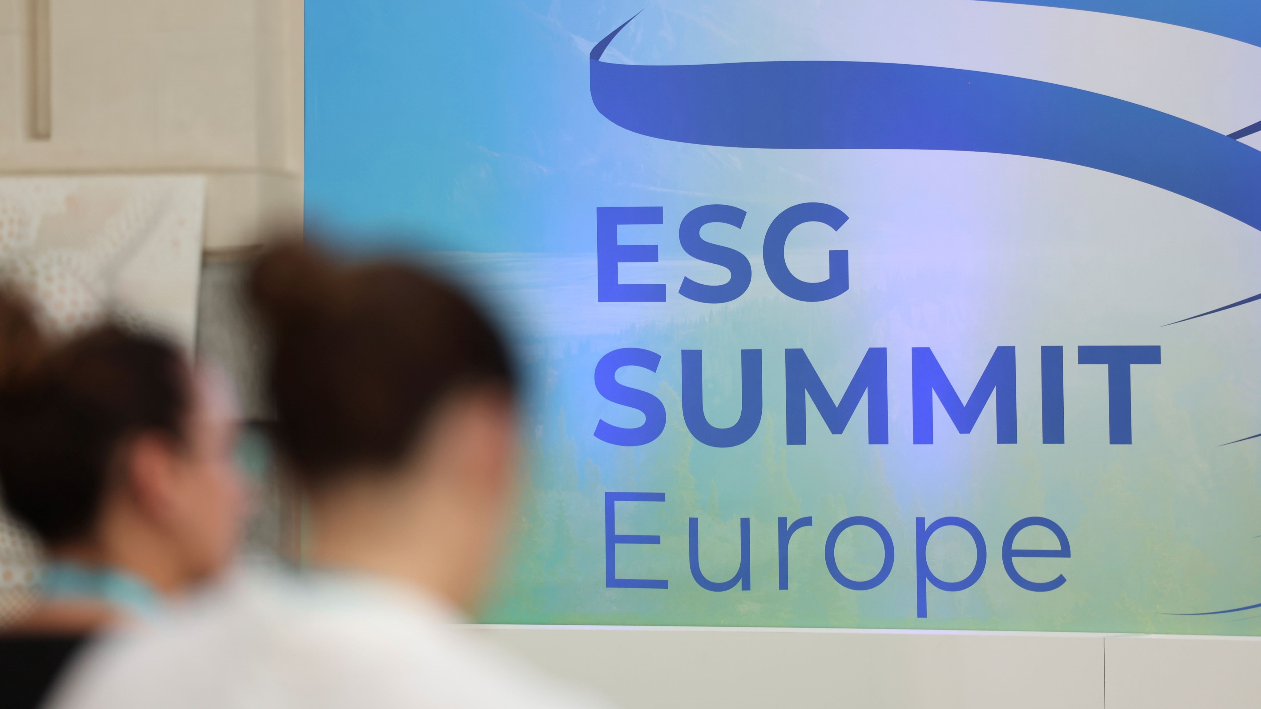 Μια αφίσα για το ESG Summit Europe