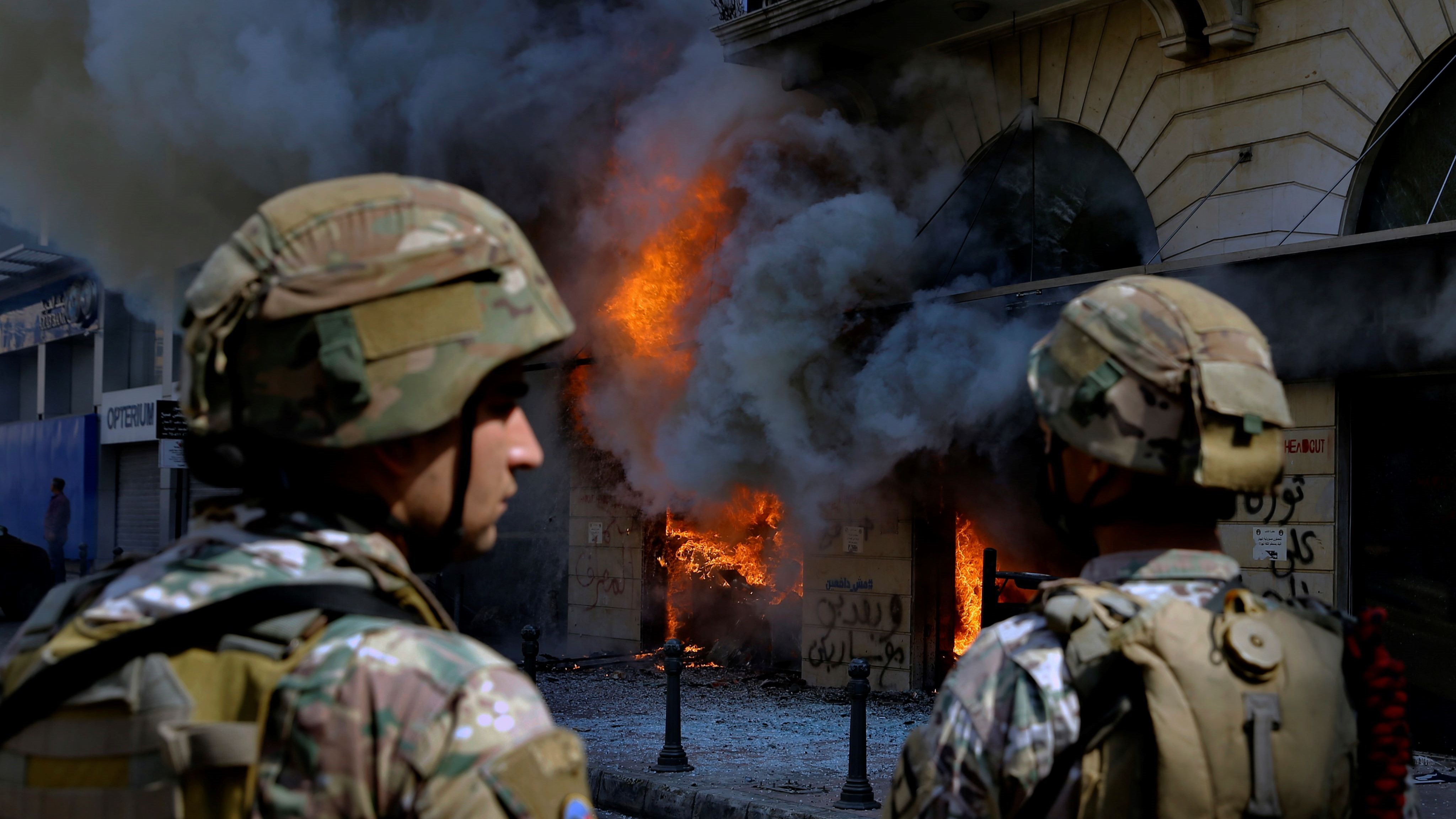 黎巴嫩军队士兵在着火的银行前站岗。