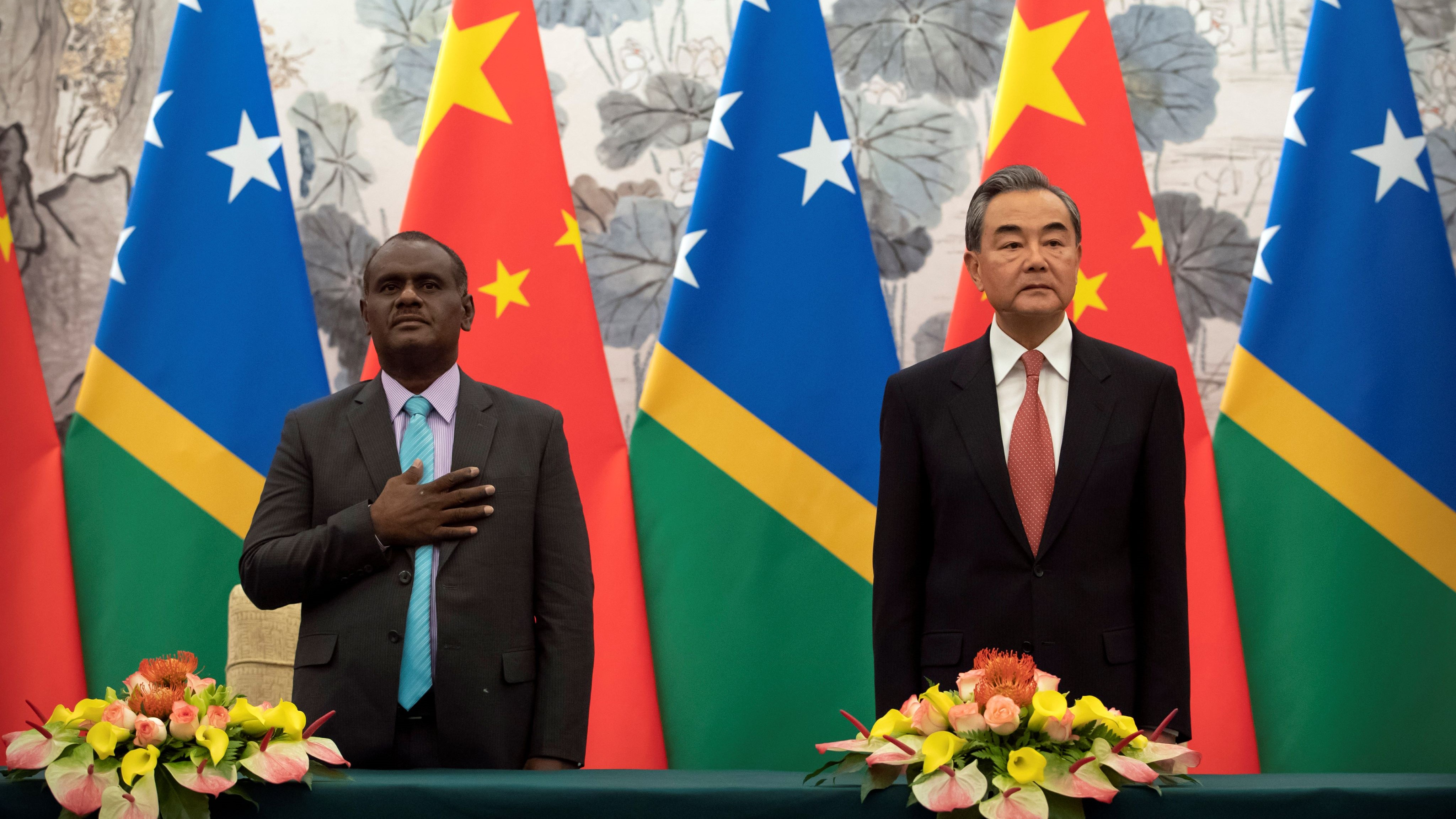 所罗门群岛时任外交部长杰里迈亚·马内莱和中国外交部长王毅。